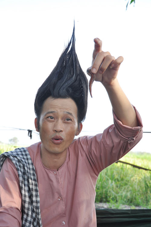 Quyền năng "trên trời rơi xuống" này gây ra cho Tư Lặn bao cảnh dở khóc dở cười. Oái oăm là Tư Lặn lại không bao giờ xem được tương lai cho những người trong gia đình của anh. Mang không khí hài hước đặc trưng của Phước Sang, Hello cô Ba! quy tụ nhiều danh hài miền Nam như Hoài Linh, Hiếu Hiền, MC Trấn Thành, Phi Phụng, Tấn Bo, Trịnh Kim Chi, NSƯT Hồng Vân, Tấn Beo, Chí Tài, ca sĩ Phi Nhung… Quyền năng "trên trời rơi xuống" này gây ra cho Tư Lặn bao cảnh dở khóc dở cười. Oái oăm là Tư Lặn lại không bao giờ xem được tương lai cho những người trong gia đình của anh. Mang không khí hài hước đặc trưng của Phước Sang, Hello cô Ba! quy tụ nhiều danh hài miền Nam như Hoài Linh, Hiếu Hiền, MC Trấn Thành, Phi Phụng, Tấn Bo, Trịnh Kim Chi, NSƯT Hồng Vân, Tấn Beo, Chí Tài, ca sĩ Phi Nhung…