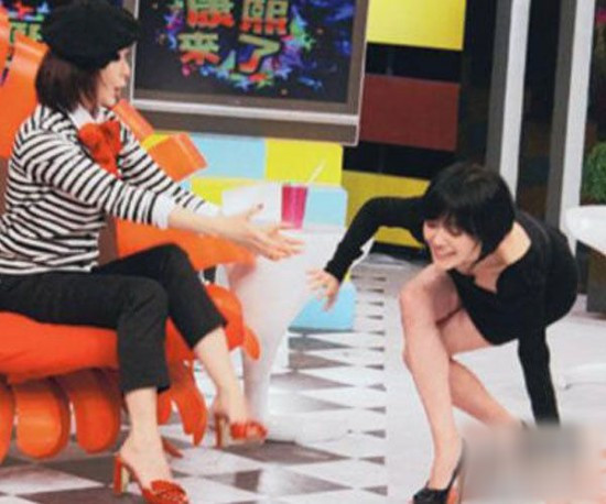 Tiểu S trong một chương trình trò chuyện cùng nữ diễn viên Phan Nghinh Tử. Tiểu S trong một chương trình trò chuyện cùng nữ diễn viên Phan Nghinh Tử.