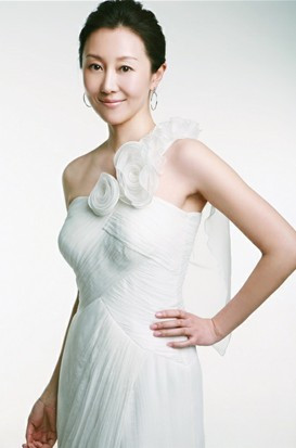 Phan Úy: Sau khi Mãi Hồng và nam ca sĩ Tôn Nam ly hôn thì có tin đồn người thứ 3 chen vào hôn nhân của Mãi – Tôn chính là người đẹp Phan Úy để rồi sau đó Phan Úy – Tôn Nam kết hôn - và đó người chồng thứ 3 của người đẹp họ Phan. Hai đời chồng trước là một thấy giáo mỹ thuật tên Phụ Dương (người chồng đầu tiên). Họ có với nhau một cô con gái khi Phan Úy mới 23 tuổi (hiện tại cô con gái của họ đã bước vào tuổi 17). Người chồng thứ hai là một người đàn ông cùng tuổi với Phan Úy.