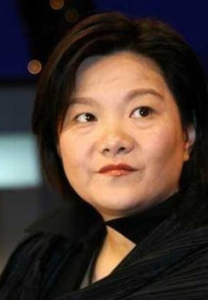 Hồng Hoàng: Người đẹp tài năng Hồng Hoàng cũng được biết đến là người từng trải qua 3 đời chồng. Cuộc hôn nhân đầu tiên của bà là ở Mỹ, khi đó bà là giáo viên tiếng Trung cho một thanh niên người Mỹ tên Andrew kém mình 3 tuổi, từ đó hai người nảy sinh tình cảm và tiến tới kết hôn, nhưng rồi vì lý do công việc và tính cách không hợp nên Hồng Hoàng và Andrew sớm chia tay. Người chồng thứ hai của Hoàng Hồng là đạo diễn danh tiếng Trần Khải Ca nhưng sau này hai người cũng không thể kéo dài cuộc sống vợ chồng như nhiều người mong đợi. Bà đến với cuộc hôn nhân thứ 3 với người chồng quốc tịch Pháp nhưng cũng không may mắn gì hơn 2 cuộc tình trước.