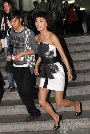 Vương Lộ Đan "hạ cánh". Vương Lộ Đan "hạ cánh".