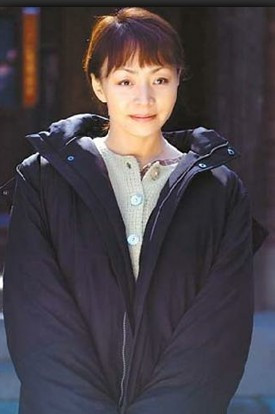 Tống San San: Nữ diễn viên nổi tiếng Tống San San vốn được nhiều người biết đến và có không ít người theo đuổi, thế nhưng những cuộc hôn nhân của người đẹp này không mấy bằng phẳng mà đã qua 3 lần đò. Cuộc hôn nhân đầu tiên của Tống San San chỉ kéo dài được trong một năm, rồi sau một năm ly hôn cô liền yêu và kết hôn với đạo diễn kiêm người dẫn chương trình nổi tiếng Anh Đạt. Cuộc sống vợ chồng của hai người cũng khá khẩm hơn lần đầu được 10 năm. Tháng 1/1997, hai người cũng đến ngõ cụt là ly hôn. Cùng năm đó, ngày 25/8, Tống San San đã lại quay sang kết duyên cùng một người họ Triệu mà họ mới quen nhau được 28 ngày.