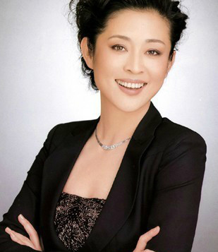 Nghê Bình: Từng là người dẫn chương trình số một của Đài Trung ương và trong chuyện hôn nhân, người đẹp này trải qua 3 đời chồng với không ít sóng gió. Khi còn ở Sơn Đông, Nghê Bình đã lập gia đình với người chồng đầu tiên, có với nhau một cô con gái. Sau này khi đến Bắc Kinh làm việc, Nghê Bình gặp đạo diễn Trần Khải Ca, hai người yêu nhau 8 năm trời và cũng kết thúc với việc đường ai nấy đi. Người chồng chính thức thứ hai của Nghê Bình là Vương Văn Lan, cô có con với Vương khi bước vào tuổi 33 nhưng hai người sau đó cũng đi đến ly hôn vì nhiều bất đồng trong cuộc sống vợ chồng. Năm 2009, báo chí Trung Quốc cho rằng Nghê Bình và đạo diễn Dương Á Châu đã chính thức kết hôn một cách kín đáo mà không báo cho bạn bè hay đồng nghiệp hay biết.