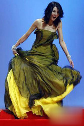 Trương Mạn Ngọc chuẩn bị "hạ cánh". Trương Mạn Ngọc chuẩn bị "hạ cánh".