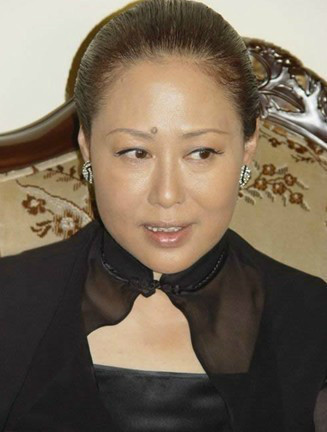 Tư Cầm Cao Oa: Nói đến bậc thầy diễn xuất Tư Cầm Cao Oa thì không ai có thể qua mặt được bà, nhưng cuộc sống hôn nhân của bà thì không hề thuận lợi chút nào. Năm 1968, Tư Cầm Cao Oa kết hôn với Tôn Thiên Tướng, hơn bà 9 tuổi và ly hôn năm 1976 sau 8 năm chung sống. Sau đó, Tư Cầm Cao Oa kết hôn với Ngao Tỉnh Thần, nam diễn viên dân tộc Ta-hua thuộc tỉnh Hắc Long Giang nhưng vì nhiều lý do nên hai người đã lại chia tay năm 1983. Năm 1984, bà quen một nhạc sĩ người Thụy Sĩ gốc hoa là Trần Lượng Thanh và kết hôn với ông vào tháng 12/1986, sau đó thì Tư Cầm Cao Oa cũng đổi quốc tịch Trung Quốc sang quốc tịch Thụy Sĩ cùng chồng.