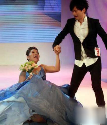 Giang Ánh Dung sau khi vồ ếch cũng được nam ca sĩ Trương Kiệt dìu dậy. Giang Ánh Dung sau khi vồ ếch cũng được nam ca sĩ Trương Kiệt dìu dậy.