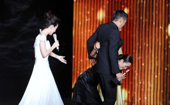 Hoa đán Củng Lợi cũng bối rối vì bị trẹo chân khi bước trên thảm đỏ. Hoa đán Củng Lợi cũng bối rối vì bị trẹo chân khi bước trên thảm đỏ.