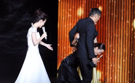 Hoa đán Củng Lợi cũng bối rối vì bị trẹo chân khi bước trên thảm đỏ.