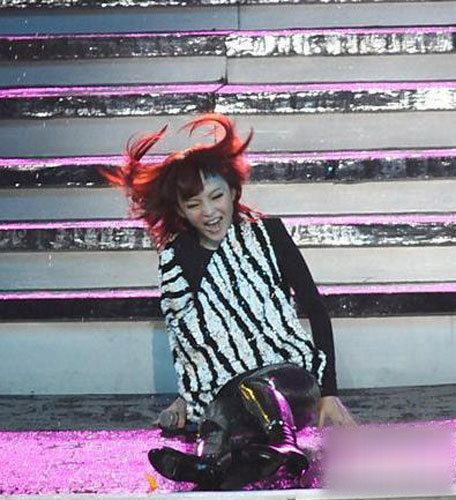 Nữ ca sĩ Đài Loan Trương Thiếu Hàm cũng vì nhảy sung quá. Nữ ca sĩ Đài Loan Trương Thiếu Hàm cũng vì nhảy sung quá.