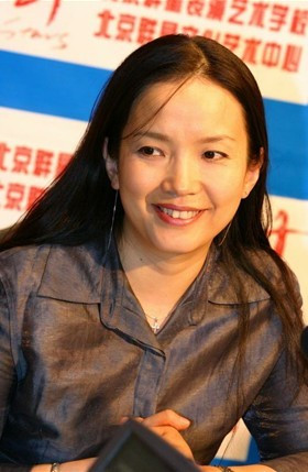 Lã Lệ Bình: Nữ hoàng điện ảnh giải Kim Mã Lã Lệ Bình cũng đã trải qua 3 đời chồng với nam diễn viên nổi tiếng Trương Phong Nghị là người chồng đầu tiên và có cậu con trai Trương Bá Ninh. Năm 1991, hai người chính thức ly hôn, sau đó Lã Lệ Bình quen vận động viên bóng đá Đào Vỹ và kết hôn năm 1999. Tháng 8/2001, Lã Lệ Bình làm thủ tục ly hôn với chồng mặc dù cô vẫn giấu không cho con của hai người biết việc cha mẹ ly dị. Sau hai năm, Lã Lệ Bình khi tham gia bộ phim “Năm tháng đam mê” cùng với nam diễn viên Tôn Hải Nam mà nảy sinh tình cảm và kết thúc với một đám cưới để chính thức sống cùng người chồng thứ 3 trong cuộc đời cô.