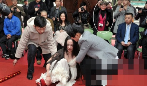 Nữ diễn viên "lộ" nhiều nhất Can Lộ Lộ trong một pha xòe vì đôi giày cao gót quá cao. Nữ diễn viên "lộ" nhiều nhất Can Lộ Lộ trong một pha xòe vì đôi giày cao gót quá cao.