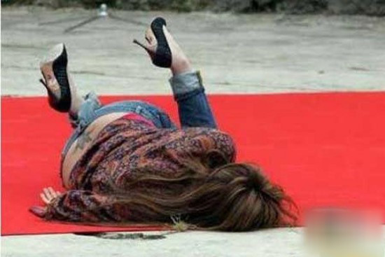 Một cú "xòe" để đời trên thảm đỏ. Một cú "xòe" để đời trên thảm đỏ.