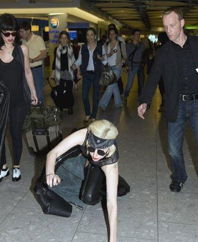 Rồi lồm cồm bò dậy. Rồi lồm cồm bò dậy.