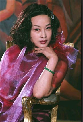 Lưu Hiểu Khánh: Được coi là lớp diễn viên đàn chị của thế hệ diễn viên Đại lục và trong hôn nhân người đẹp họ Lưu cũng xứng đáng là đàn chị so với sự nghiệp diễn xuất. Người chồng thứ nhất của Lưu Hiểu Khánh là một nghệ sĩ đàn violon thuộc đoàn văn nghệ quân giải phóng tên Vương Lập, họ ly hôn năm 1982. Trần Quốc Quân là người chồng thứ hai của Lưu Hiểu Khánh, hai người chung sống như vợ chồng gần 3 năm mới chính thức kết hôn để rồi đến năm 1989 lại chia tay. Người chồng thứ 3 là A Phong (hay Tôn Thượng Quang) kém Lưu Hiểu Khánh 6 tuổi và là người đã có gia đình, nhưng vì yêu Lưu Hiểu Khánh nên đã buông xuôi tất cả để “lái máy bay và yêu Lưu Hiểu Khánh hết mực khiến cô cảm động, điều này khiến Hiểu Khánh cũng yêu người tình “phi công” say đắm.