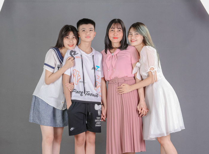 Phạm Quân chụp ảnh cùng mẹ và 2 chị gái (ảnh gia đình cung cấp) GDVN_thu-khoa-hd-1.jpg