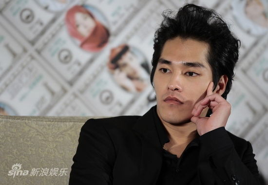 Lam Chính Long thượng cẳng chân khi đá người đẹp vì ma men.