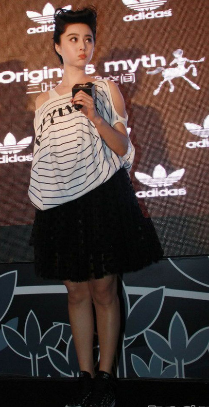 Phong cách ăn mặc khá trẻ trung của Phạm Băng Băng tại sự kiện.