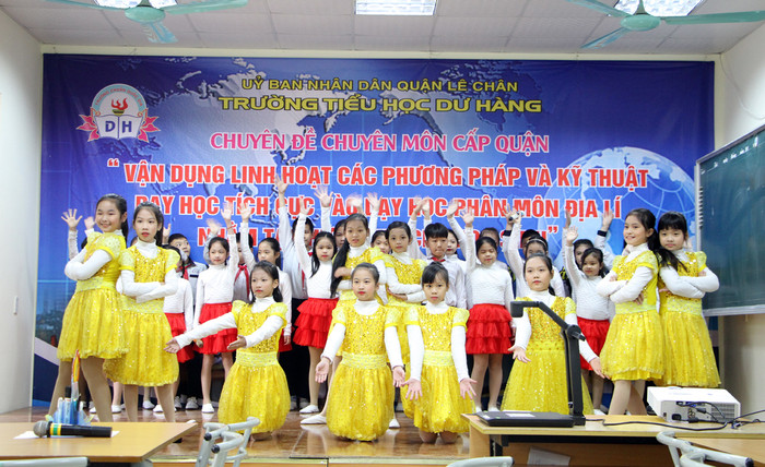 Tiết mục văn nghệ chào mừng (Ảnh: Lã Tiến) Tiết mục văn nghệ chào mừng (Ảnh: Lã Tiến)
