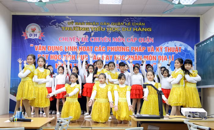 Tiết mục văn nghệ chào mừng (Ảnh: Lã Tiến)