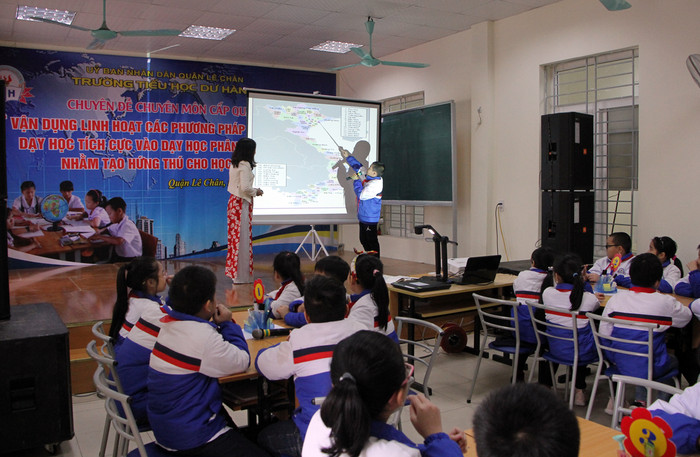 Học sinh hào hứng, tích cực chủ động tìm hiểu kiến thức, thể hiện năng lực của bản thân (Ảnh: Lã Tiến) Học sinh hào hứng, tích cực chủ động tìm hiểu kiến thức, thể hiện năng lực của bản thân (Ảnh: Lã Tiến)
