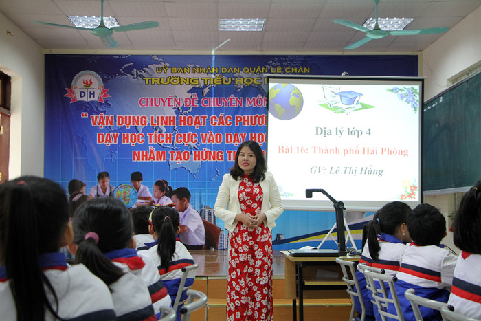 Giáo viên Trường Tiểu học Dư Hàng sử dụng các phương pháp, kỹ thuật dạy học tích cực trong giảng dạy môn Địa lý (Ảnh: Lã Tiến) Giáo viên Trường Tiểu học Dư Hàng sử dụng các phương pháp, kỹ thuật dạy học tích cực trong giảng dạy môn Địa lý (Ảnh: Lã Tiến)