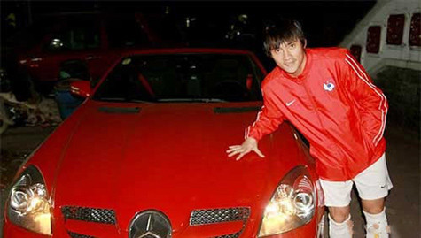Vì không sử dụng nhiều nên Công Vinh quyết định bán xe Mercedez SLK 200. Vì không sử dụng nhiều nên Công Vinh quyết định bán xe Mercedez SLK 200.