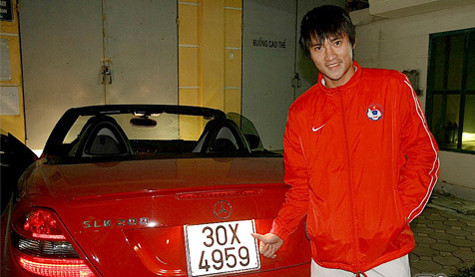 Vì không sử dụng nhiều nên Công Vinh quyết định bán xe Mercedez SLK 200. Vì không sử dụng nhiều nên Công Vinh quyết định bán xe Mercedez SLK 200.