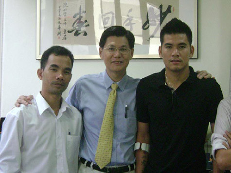 Quang Thanh (áo đen) cùng ông Nguyễn Thanh Phước và bác sĩ Tan Jee Lim. Quang Thanh (áo đen) cùng ông Nguyễn Thanh Phước và bác sĩ Tan Jee Lim.