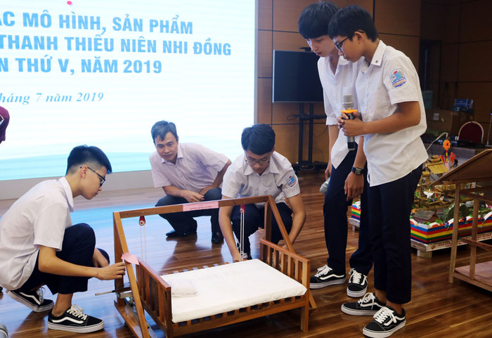 Nhóm tác giả giới thiệu mô hình “Giường bệnh cải tiến” tại Cuộc thi Sáng tạo thanh thiếu niên, nhi đồng tỉnh Quảng Ninh lần thứ 5, năm 2019. (Ảnh: NN) Nhóm tác giả giới thiệu mô hình “Giường bệnh cải tiến” tại Cuộc thi Sáng tạo thanh thiếu niên, nhi đồng tỉnh Quảng Ninh lần thứ 5, năm 2019. (Ảnh: NN)