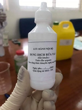 Nước sát khuẩn tay theo công thức của WHO do giáo viên Trường Trung học phổ thông chuyên Trần Phú tự điều chế (Ảnh: Nhà trường cung cấp) Nước sát khuẩn tay theo công thức của WHO do giáo viên Trường Trung học phổ thông chuyên Trần Phú tự điều chế (Ảnh: Nhà trường cung cấp)