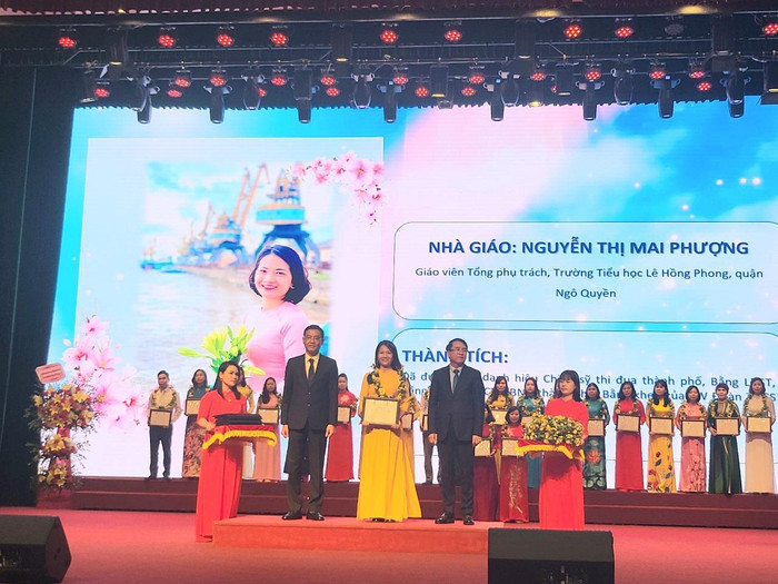 Cô giáo Nguyễn Thị Mai Phượng là một trong 40 nhà giáo tâm huyết, sáng tạo được Sở Giáo dục và Đào tạo Hải Phòng vinh danh (Ảnh: Lã Tiến) Cô giáo Nguyễn Thị Mai Phượng là một trong 40 nhà giáo tâm huyết, sáng tạo được Sở Giáo dục và Đào tạo Hải Phòng vinh danh (Ảnh: Lã Tiến)