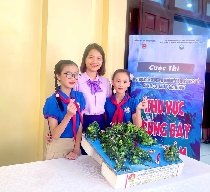 Cô giáo Phượng đã có nhiều "chiêu" thu hút học sinh tham gia công tác Đội (Ảnh: NVCC) Cô giáo Phượng đã có nhiều "chiêu" thu hút học sinh tham gia công tác Đội (Ảnh: NVCC)