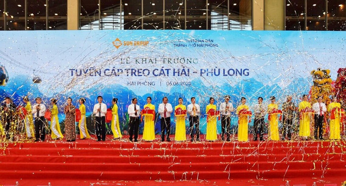 Các đại biểu cắt băng khánh thành tuyến cáp treo Cát Hải- Phù Long (Hải Phòng) (Ảnh: CTV) Các đại biểu cắt băng khánh thành tuyến cáp treo Cát Hải- Phù Long (Hải Phòng) (Ảnh: CTV)
