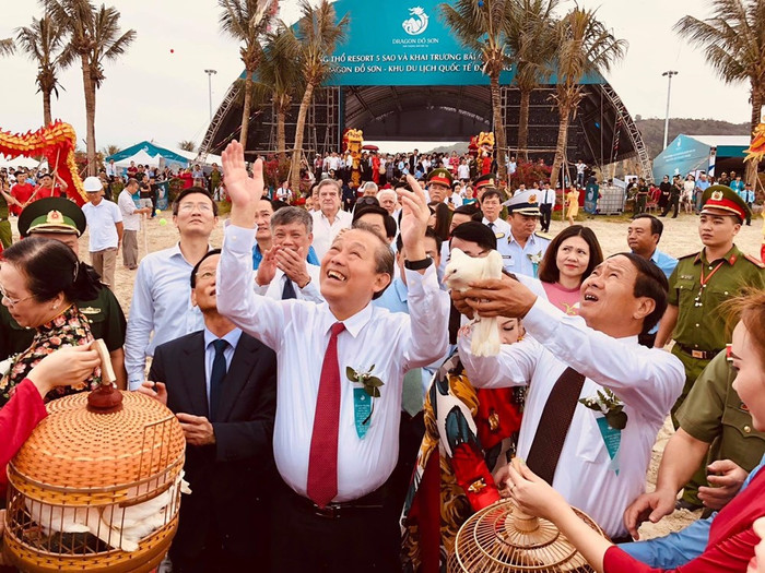Phó Thủ tướng Thường trực Trương Hòa Bình và lãnh đạo thành phố Hải Phòng dự lễ động thổ resort 5 sao và khai trương bãi biển nhân tạo - Dragon Đồ Sơn thuộc Khu Du lịch Quốc tế Đồi Rồng. (Ảnh: CTV) Phó Thủ tướng Thường trực Trương Hòa Bình và lãnh đạo thành phố Hải Phòng dự lễ động thổ resort 5 sao và khai trương bãi biển nhân tạo - Dragon Đồ Sơn thuộc Khu Du lịch Quốc tế Đồi Rồng. (Ảnh: CTV)