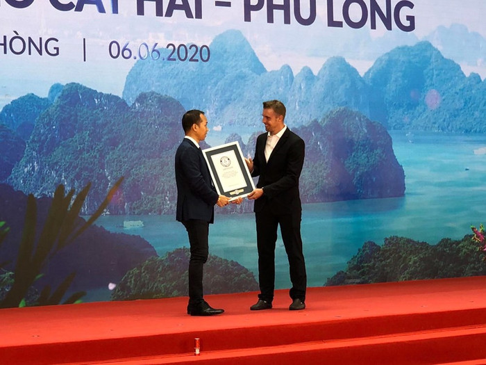 Tổ chức Kỷ lục Guinness trao chứng nhận: “Tuyến cáp có trụ cáp treo cao nhất thế giới”. (Ảnh: CTV) Tổ chức Kỷ lục Guinness trao chứng nhận: “Tuyến cáp có trụ cáp treo cao nhất thế giới”. (Ảnh: CTV)