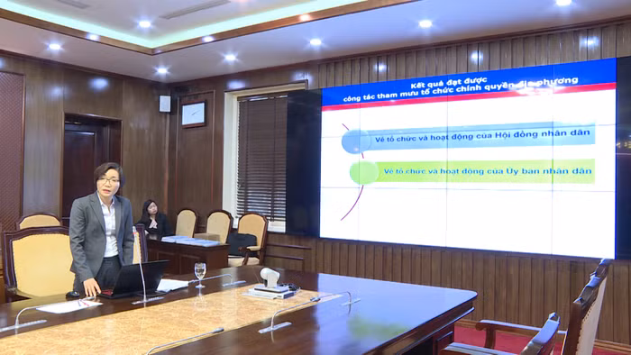 Ứng viên thi tuyển chức danh Phó giám đốc Sở Nội vụ trình bày đề án (Ảnh: CTV) Ứng viên thi tuyển chức danh Phó giám đốc Sở Nội vụ trình bày đề án (Ảnh: CTV)