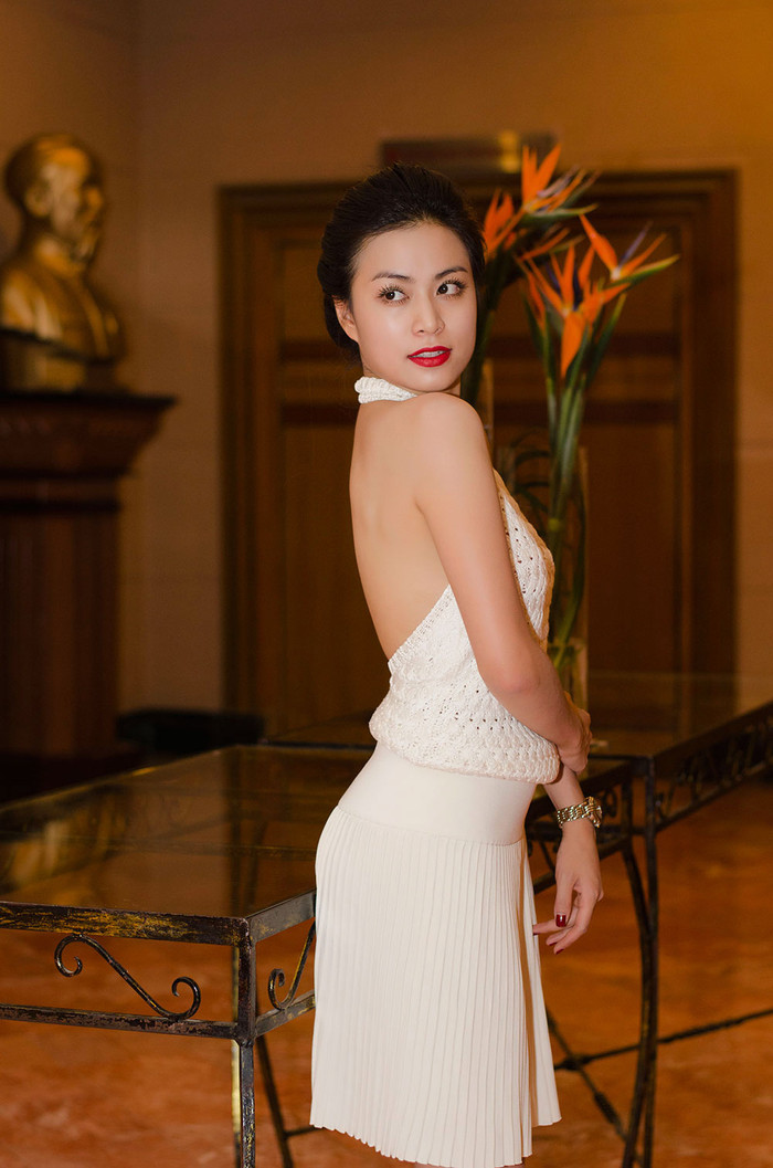 Cô khoe lưng trần quyến rũ Cô khoe lưng trần quyến rũ