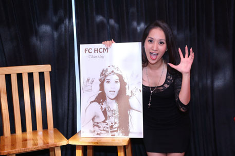 Khánh Thi khoe bức tranh do fan tặng. Khánh Thi khoe bức tranh do fan tặng.