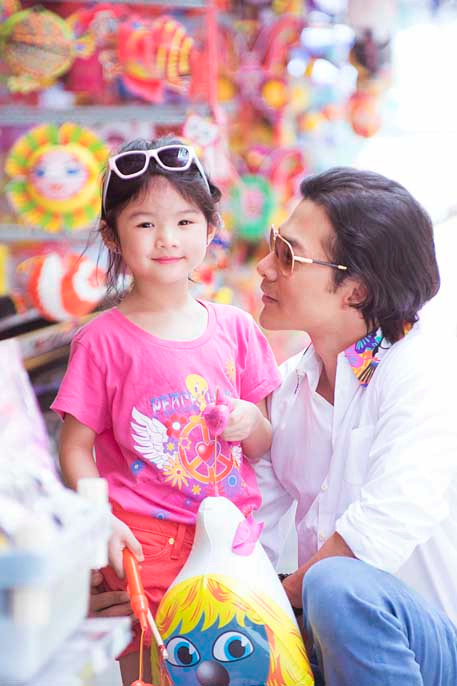 Bảo Tiên rất thông minh và luôn có những lựa chọn độc lập nên ba Trần Bảo Sơn chỉ làm nhiệm vụ… tư vấn và giới thiệu. Bảo Tiên nói: “Con muốn mua lồng đèn cho các bạn trong lớp”. Bảo Tiên rất thông minh và luôn có những lựa chọn độc lập nên ba Trần Bảo Sơn chỉ làm nhiệm vụ… tư vấn và giới thiệu. Bảo Tiên nói: “Con muốn mua lồng đèn cho các bạn trong lớp”.