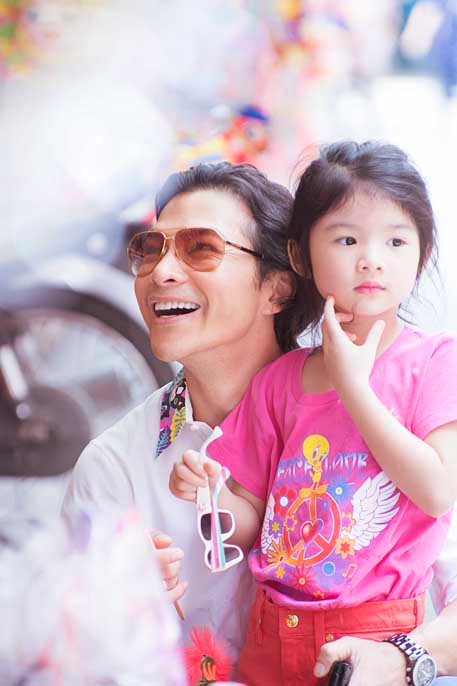 Trần Bảo Sơn vừa hoàn thành một vai diễn khá vất vả trong “Đập cánh giữa không trung” của đạo diễn Nguyễn Hoàng Điệp. Hiện tại, phim đang bước vào giai đoạn làm hậu kỳ. Đây là dự án phim khá kỳ công mà Nguyễn Hoàng Điệp và nhà sản xuất Phan Đăng Di thực hiện, cho đến lúc này vẫn chưa có bất cứ hình ảnh hậu trường nào của phim được lọt ra ngoài. Trần Bảo Sơn vừa hoàn thành một vai diễn khá vất vả trong “Đập cánh giữa không trung” của đạo diễn Nguyễn Hoàng Điệp. Hiện tại, phim đang bước vào giai đoạn làm hậu kỳ. Đây là dự án phim khá kỳ công mà Nguyễn Hoàng Điệp và nhà sản xuất Phan Đăng Di thực hiện, cho đến lúc này vẫn chưa có bất cứ hình ảnh hậu trường nào của phim được lọt ra ngoài.