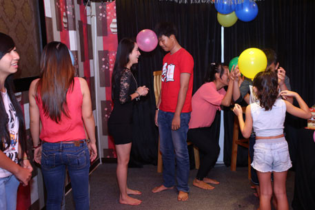 Khánh Thi chơi trò giữ bóng bằng cơ thể với fan nam Khánh Thi chơi trò giữ bóng bằng cơ thể với fan nam