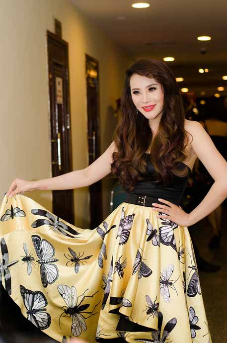 Hồ Quỳnh Hương tạo dáng chuyên nghiệp như một người mẫu. Hồ Quỳnh Hương tạo dáng chuyên nghiệp như một người mẫu.