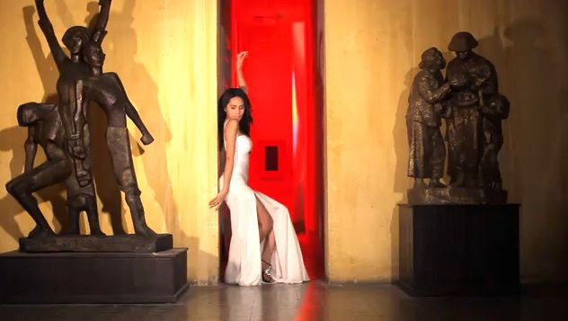 Cảnh uốn éo trong Bảo tàng của Thủy Tiên khiến nhiều người phẫn nộ Cảnh uốn éo trong Bảo tàng của Thủy Tiên khiến nhiều người phẫn nộ