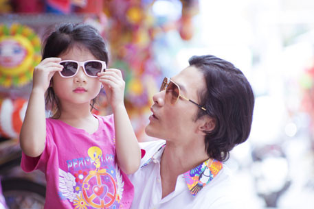 Hai cha con thức dậy sớm để chạy xe từ nhà ở quận 2 xuống quận 5 để chọn những chiếc lồng đèn và những món đồ chơi ưng ý nhất. Bảo Tiên trông rất “ngầu” và cá tính khi đeo chiếc kính đen. Hai cha con thức dậy sớm để chạy xe từ nhà ở quận 2 xuống quận 5 để chọn những chiếc lồng đèn và những món đồ chơi ưng ý nhất. Bảo Tiên trông rất “ngầu” và cá tính khi đeo chiếc kính đen.