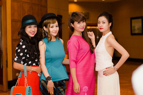 Các nghệ sĩ đọ sắc với chủ nhân Hoàng Thùy Linh Các nghệ sĩ đọ sắc với chủ nhân Hoàng Thùy Linh