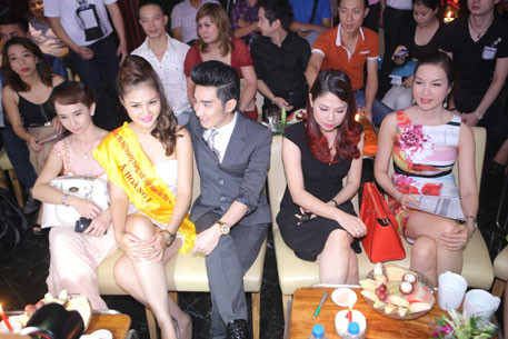 Quang Hà thân thiết với Á hoàng của cuộc thi Nữ hoàng trang sức 2013