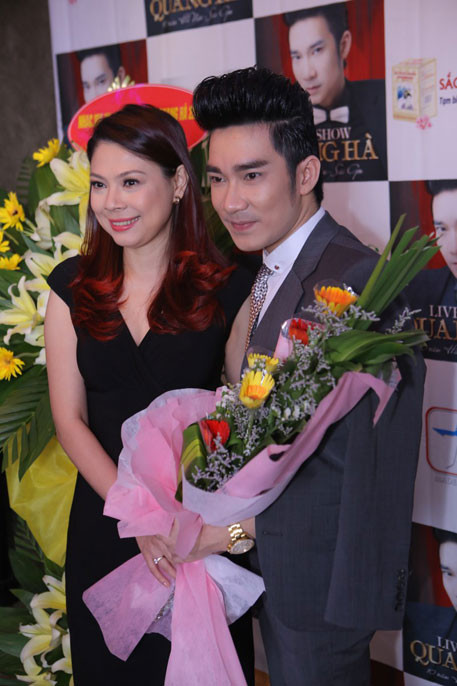 Thanh Thảo cũng đến tặng hoa và chúc mừng Quang Hà
