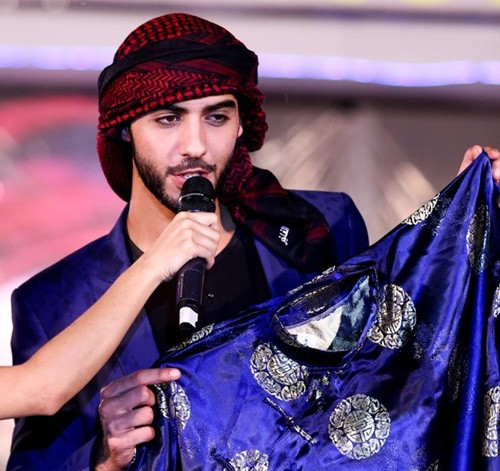 Không được trả thêm phí, Omar chỉ cầm áo dài chứ không mặc