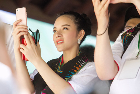 Lý Nhã Kỳ đã quay lại cảnh săn mồi của những con rồng Komodo để về khoe với mọi người