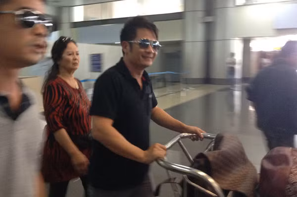 Khác những lần về nước trước đây, lần này Bằng Kiều trở về nhà khá lặng lẽ . Đây cũng là lần đầu tiên Bằng Kiều trở lại Việt Nam sau khi chính thức tiết lộ chuyện ly hôn với báo giới.